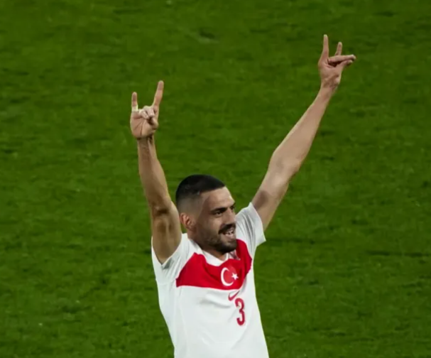 إيقاف لاعب تركيا مبارتين بسبب احتفاية الذئاب الرمادية 