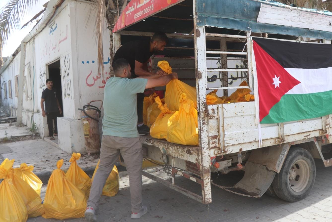 المستشفى الميداني الأردني يوزع مساعدات غذائية في شمال غزة 