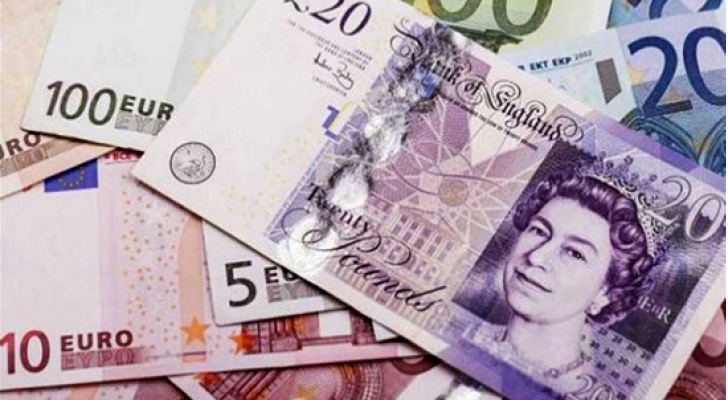 الاسترليني يتراجع أمام الدولار ويرتفع مقابل اليورو
