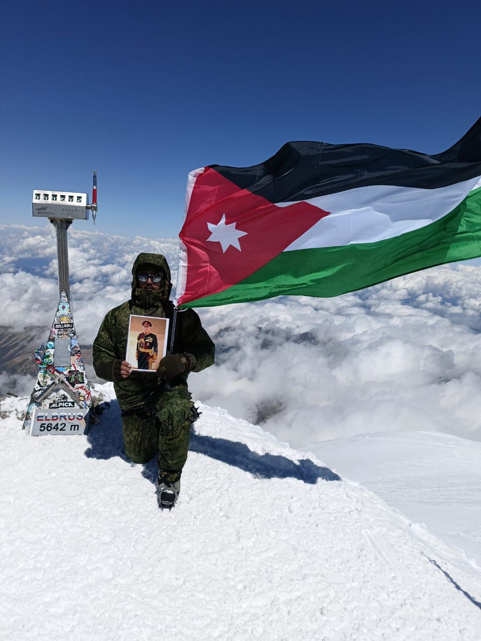 فريق عسكري أردني يتسلق إحدى أعلى القمم الجبلية في العالم 