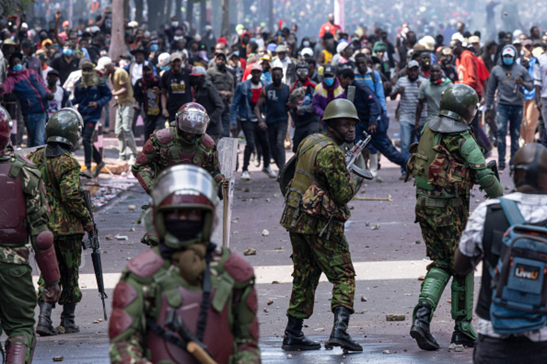 الرئيس الكيني يسحب قانون لزيادة الضرائب بعد مظاهرات دامية 