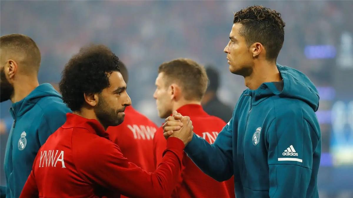 رونالدو يتحدث إلى محمد صلاح لإقناعه بالانضمام للنصر 