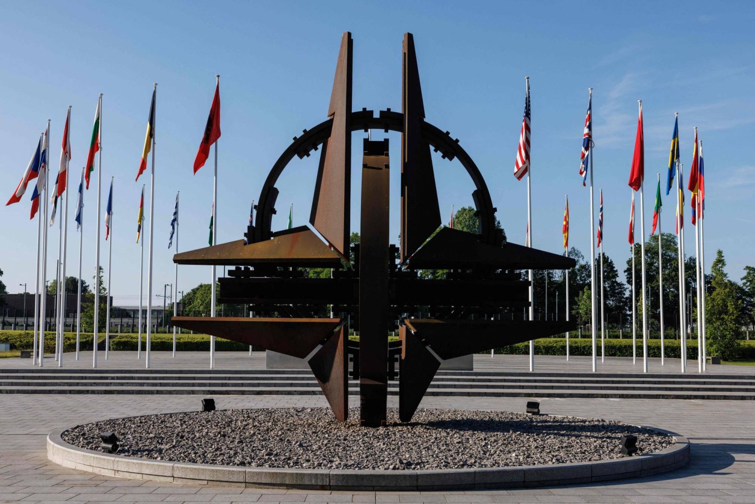 الناتو يجهز 300 ألف جندي لمواجهة تهديدات روسية 
