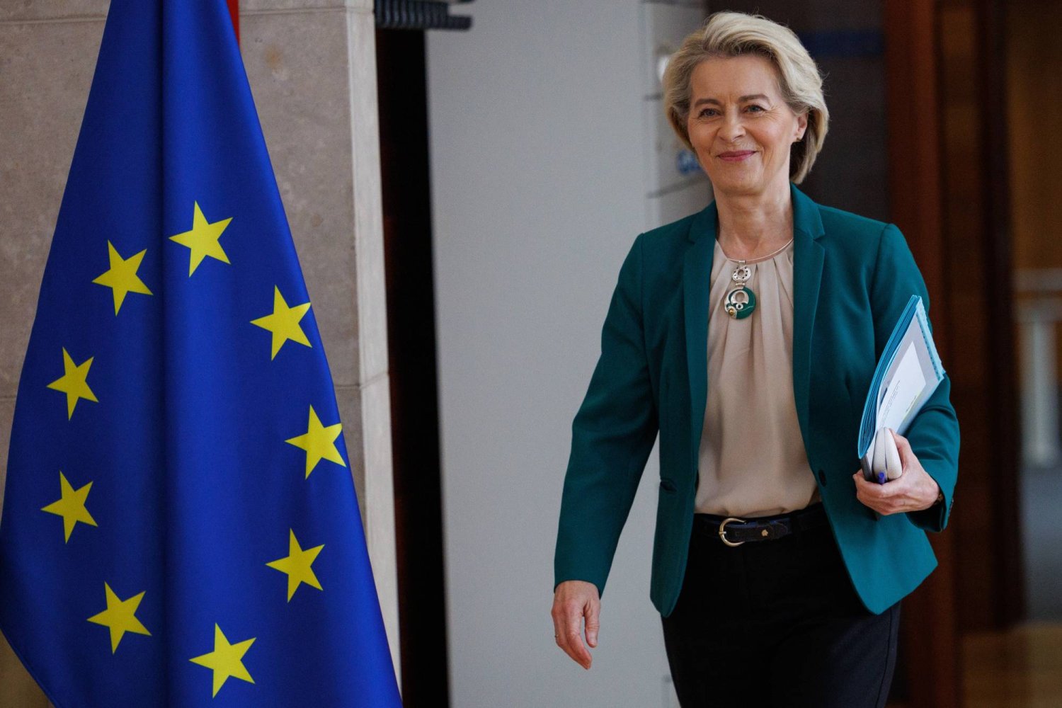 رئيسة المفوضية الأوروبية فون دير لاين تفوز بولاية أخرى